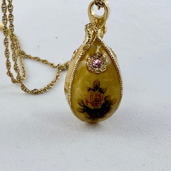 Joan Rivers Jewelry - Vintage Joan Rivers Egg Pendant necklace